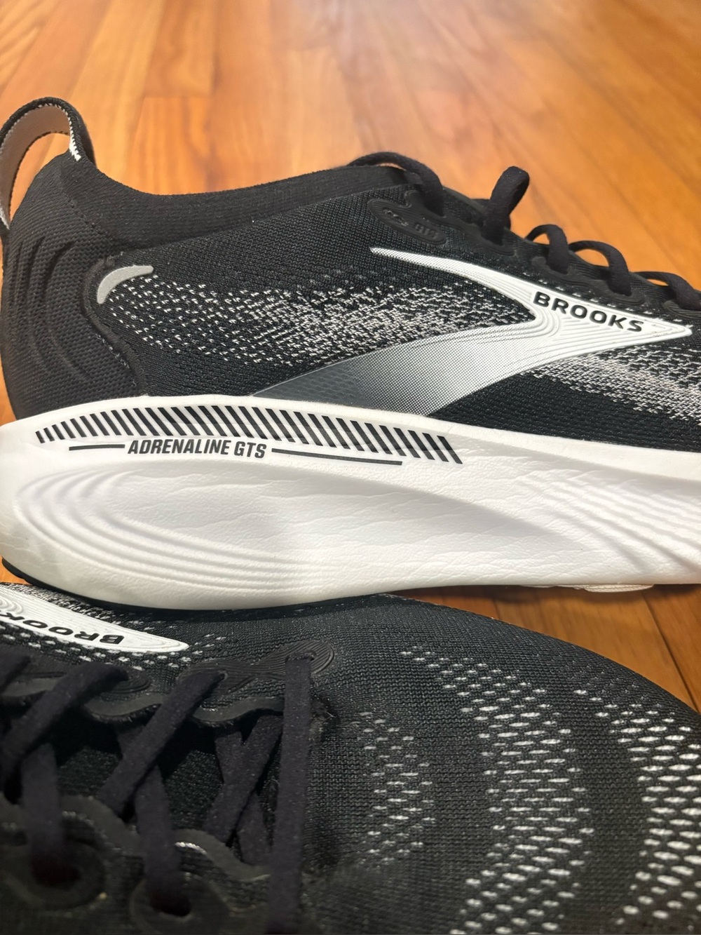 EUC Brooks Men's Adrenaline GTS 25 Running Shoes - Black & White